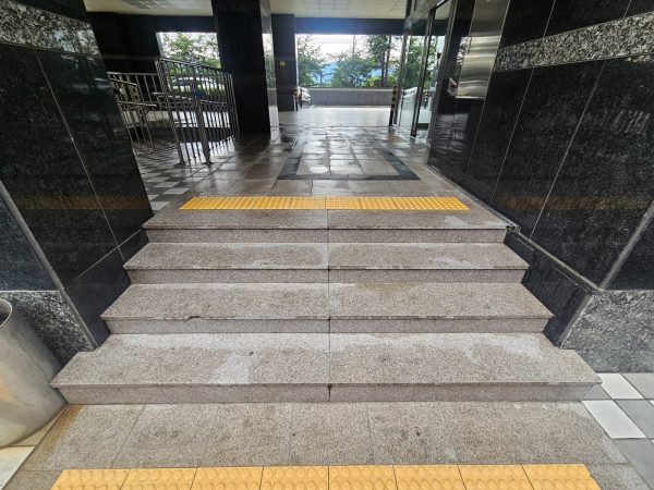 계단청소 작업 후 현장 사진