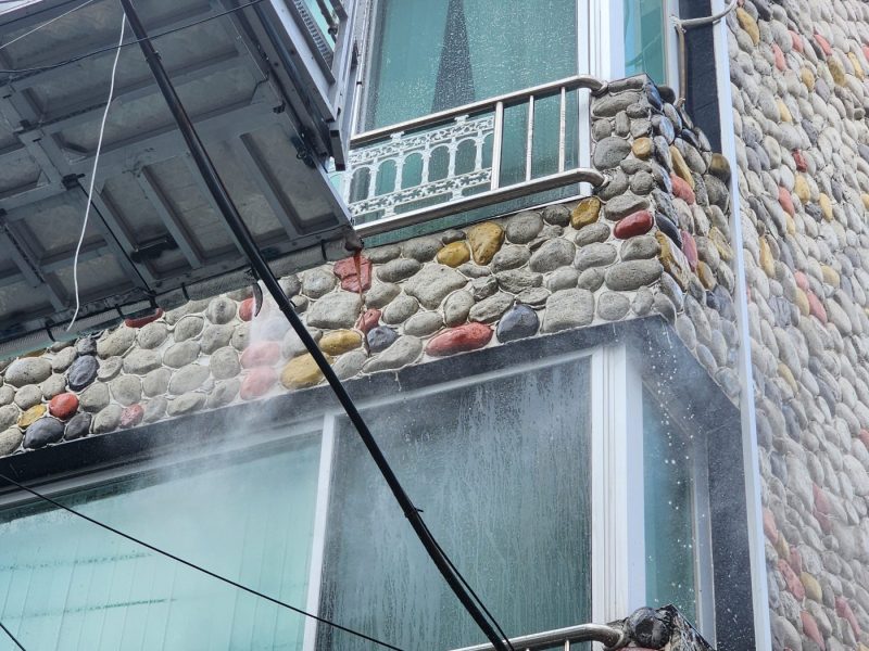 남항 외벽청소 작업 중 현장 사진