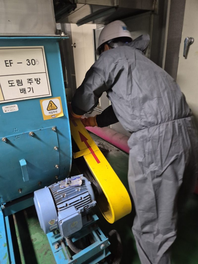 사하구 공장청소 작업 중 현장 사진