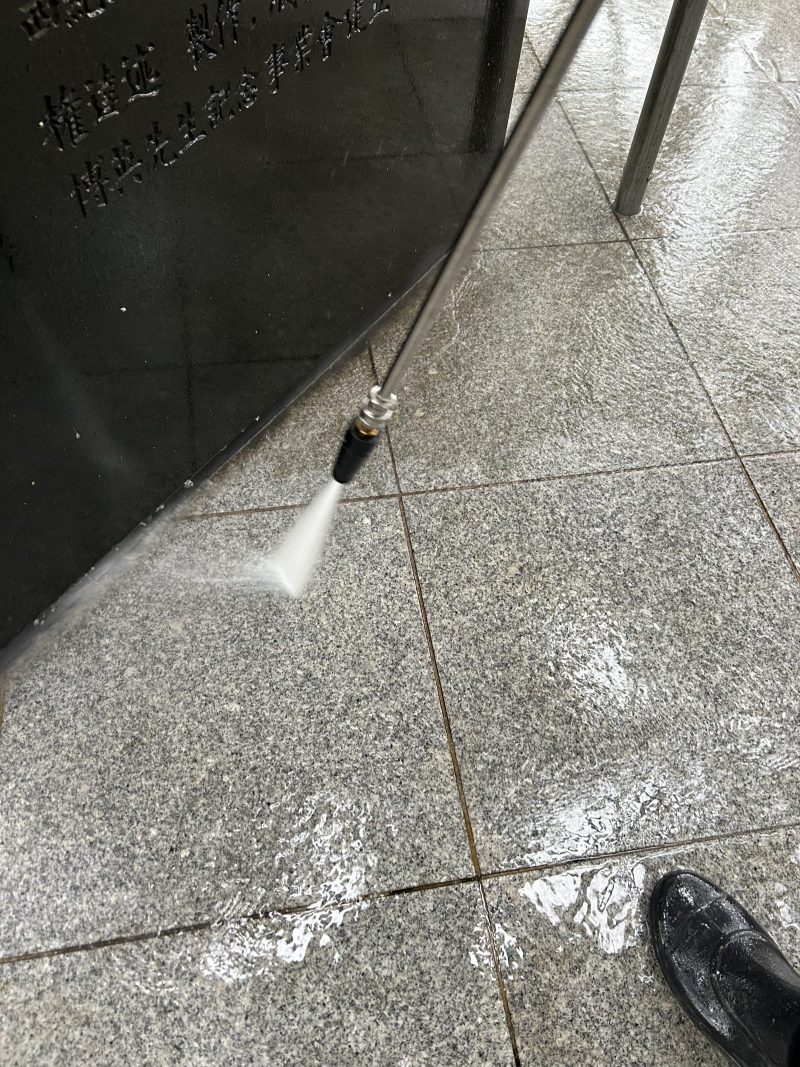 양산시 바닥청소 작업 중 현장 사진