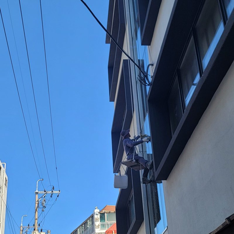 울산광역시 유리창청소 작업 중 현장 사진