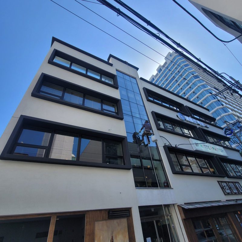 유리창청소 작업 중 현장 사진