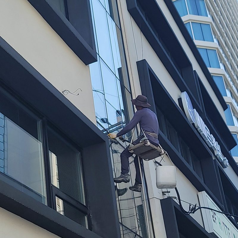 창원시 유리창청소 작업 중 현장 사진
