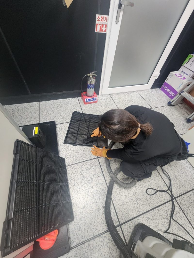 북구 전산실청소 작업 중 현장 사진