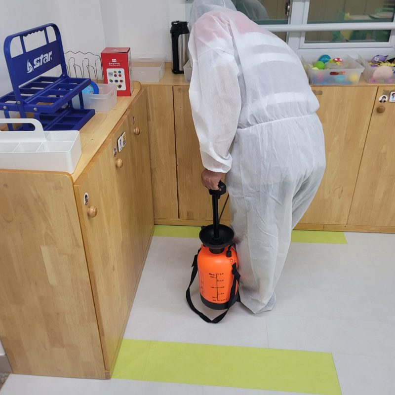 학교청소 작업 중 현장 사진