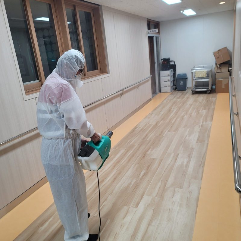 학교청소 작업 중 현장 사진