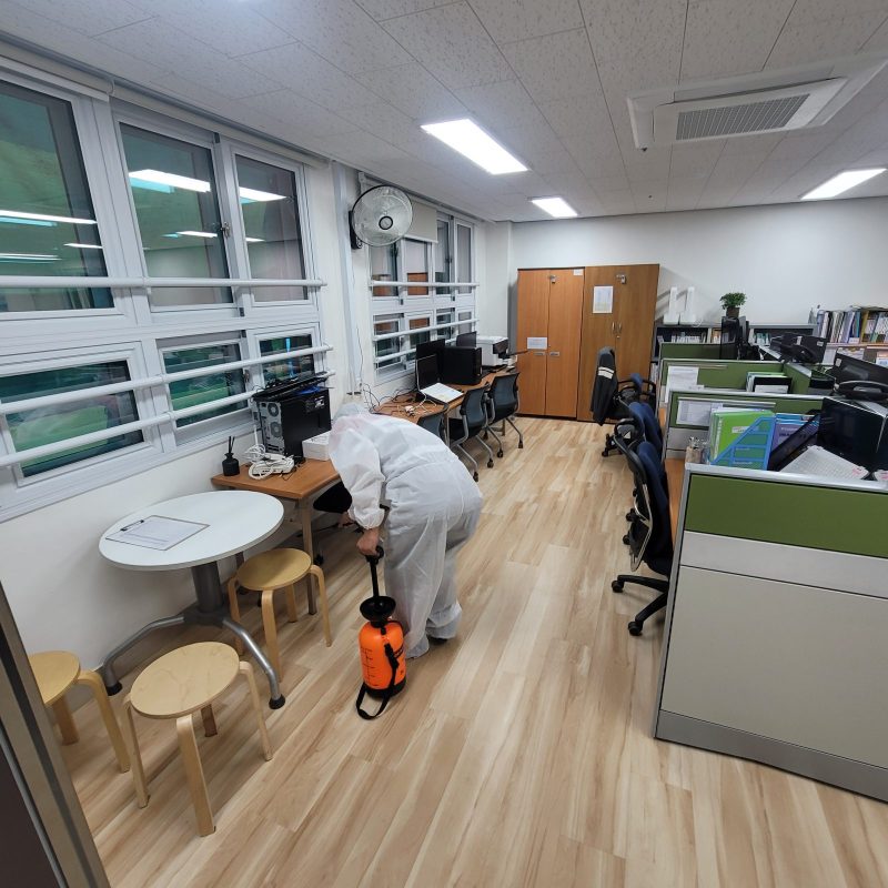 동구 학교청소 작업 중 현장 사진