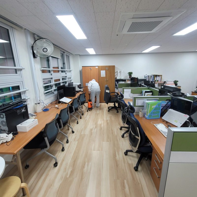 동구 학교청소 작업 중 현장 사진