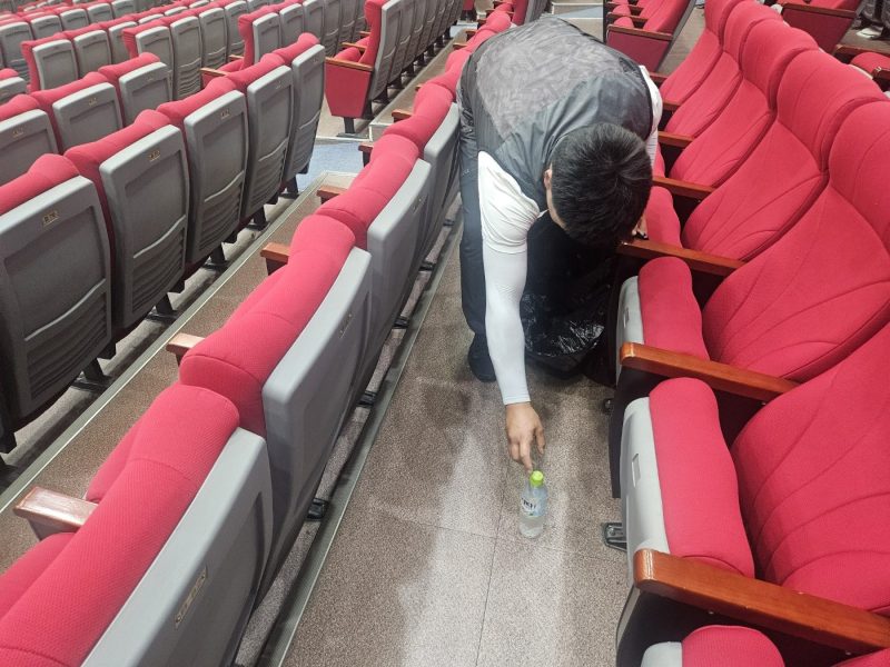행사장청소 작업 중 현장 사진