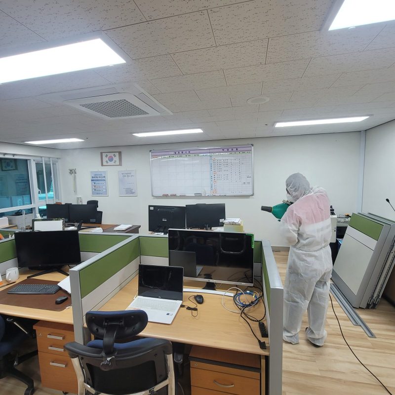 서구 학교청소 작업 중 현장 사진