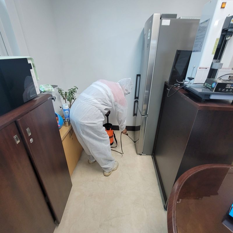 중구 학교청소 작업 중 현장 사진