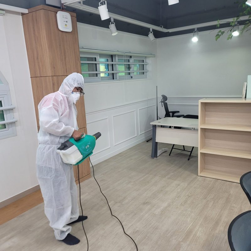 학교청소 작업 중 현장 사진