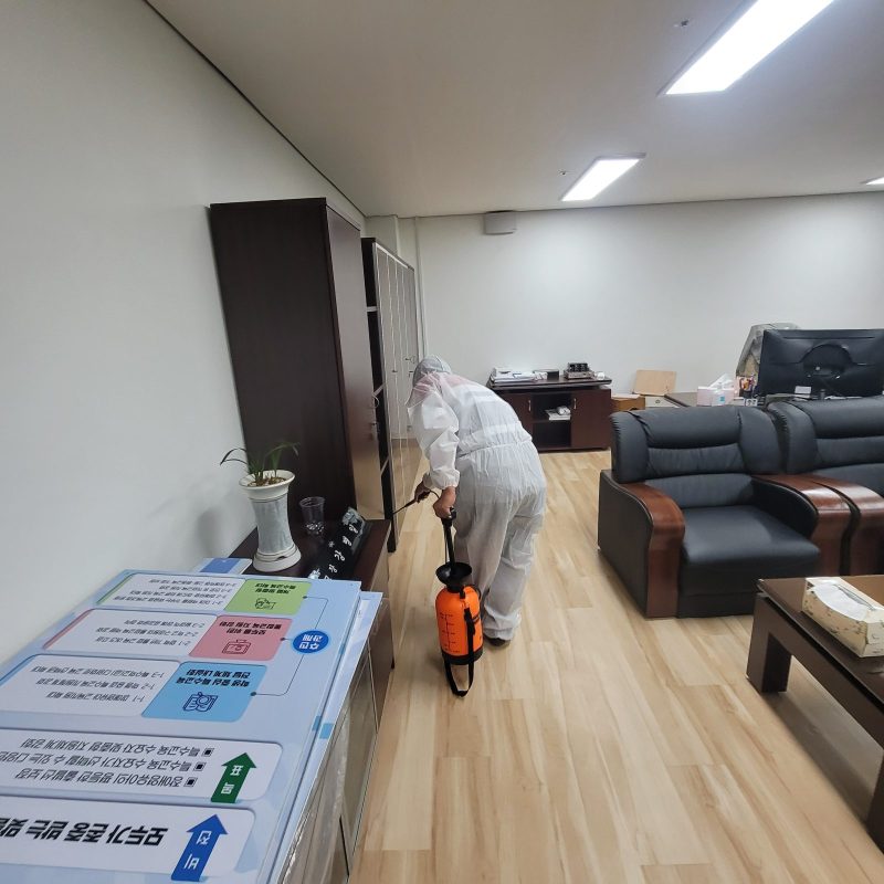 동래구 학교청소 작업 중 현장 사진