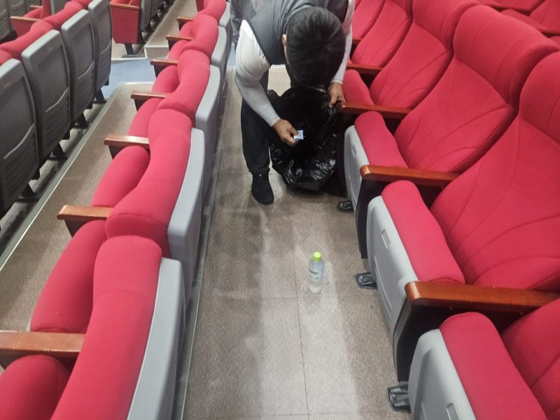 동구 행사장청소 작업 중 현장 사진