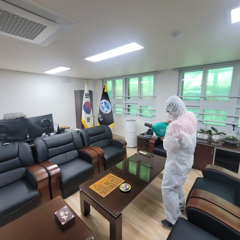 학교청소 작업 중 현장 사진