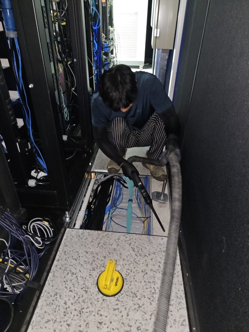 천상 전산실청소 작업 중 현장 사진