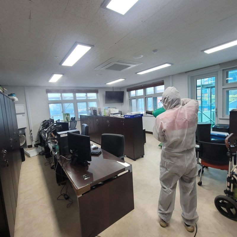 학교청소 작업 중 현장 사진