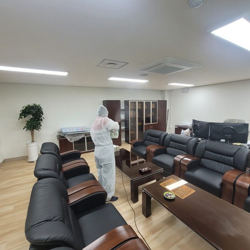 학교청소 작업 중 현장 사진