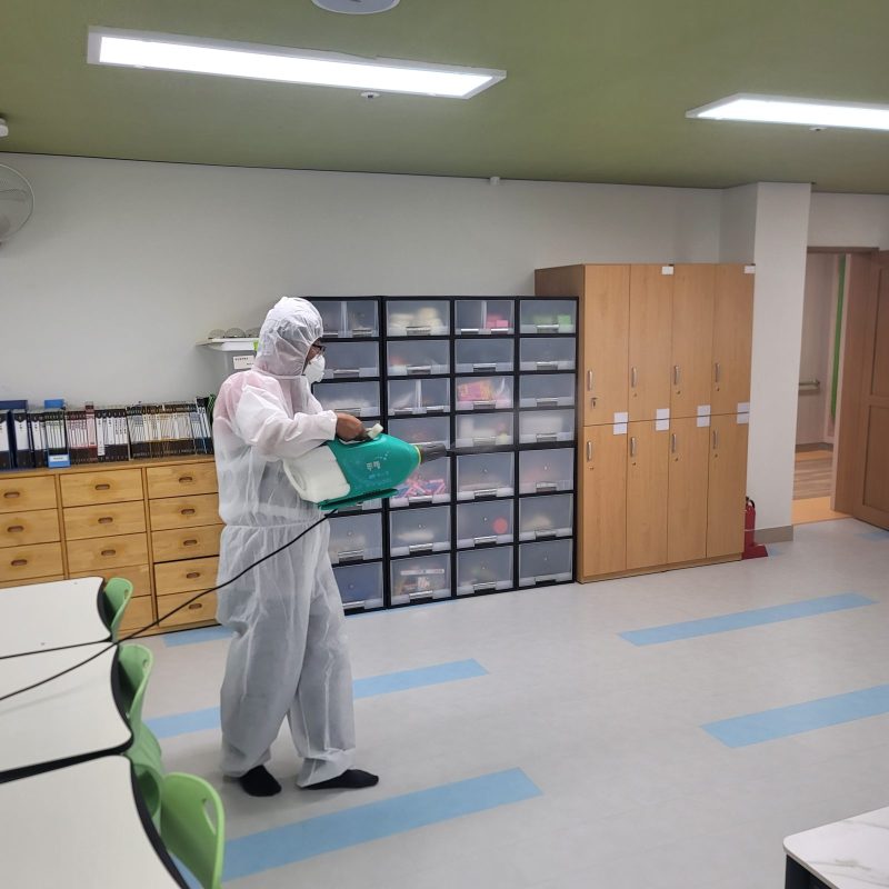 동구 학교청소 작업 중 현장 사진