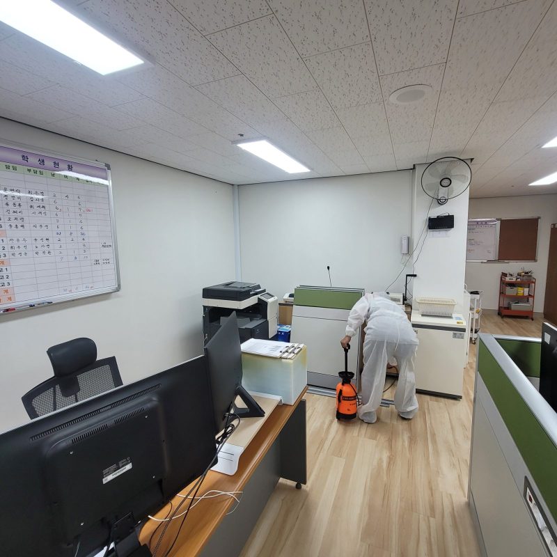 거제시 학교청소 작업 중 현장 사진