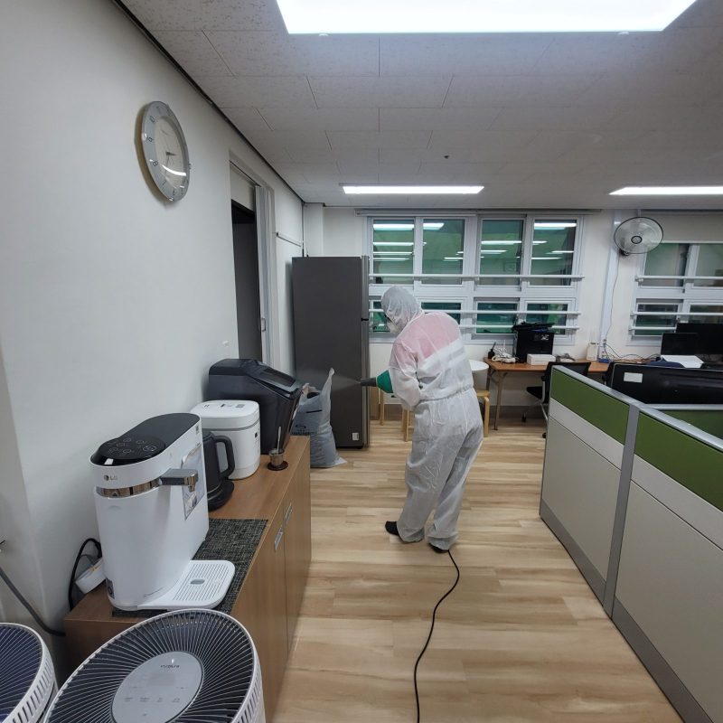 합천군 학교청소 작업 중 현장 사진