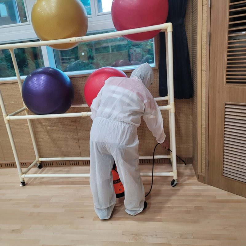 밀양시 학교청소 작업 중 현장 사진