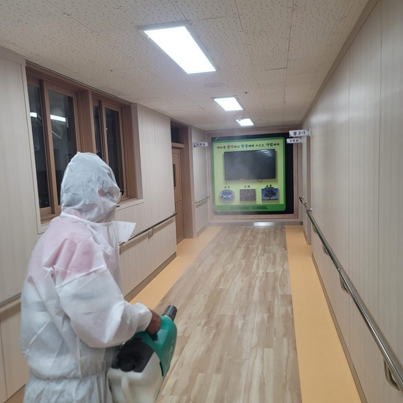 영도구 학교청소 작업 중 현장 사진