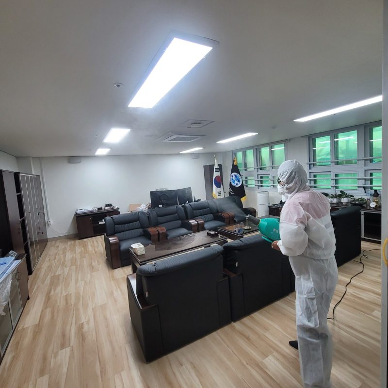 김해시 학교청소 작업 중 현장 사진