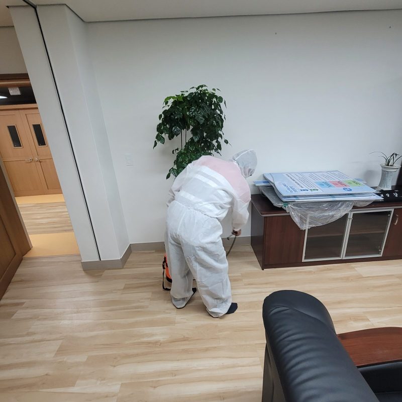 동구 학교청소 작업 중 현장 사진