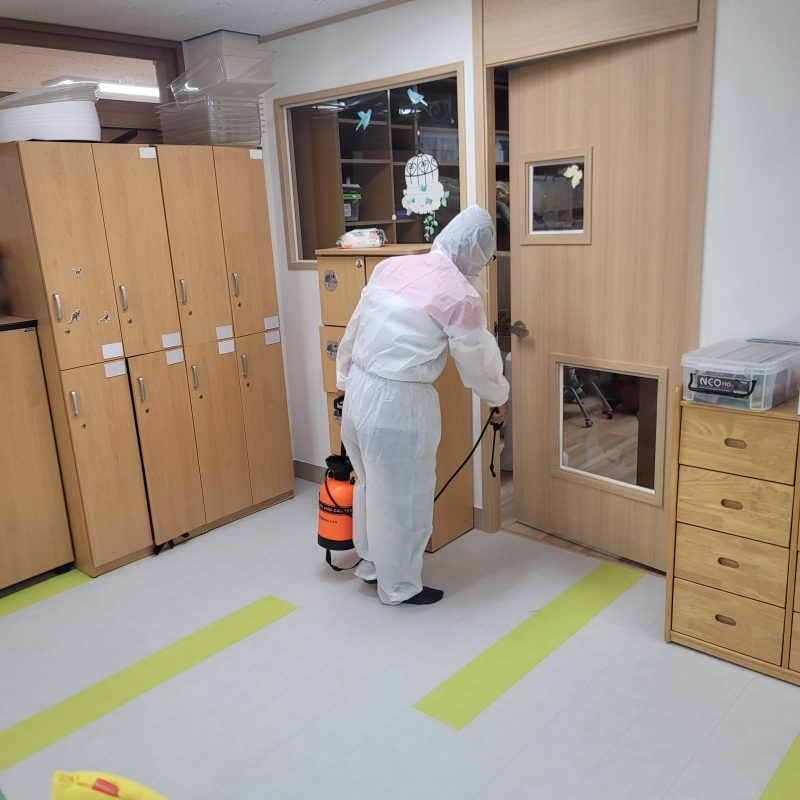 부산광역시 학교청소 작업 중 현장 사진