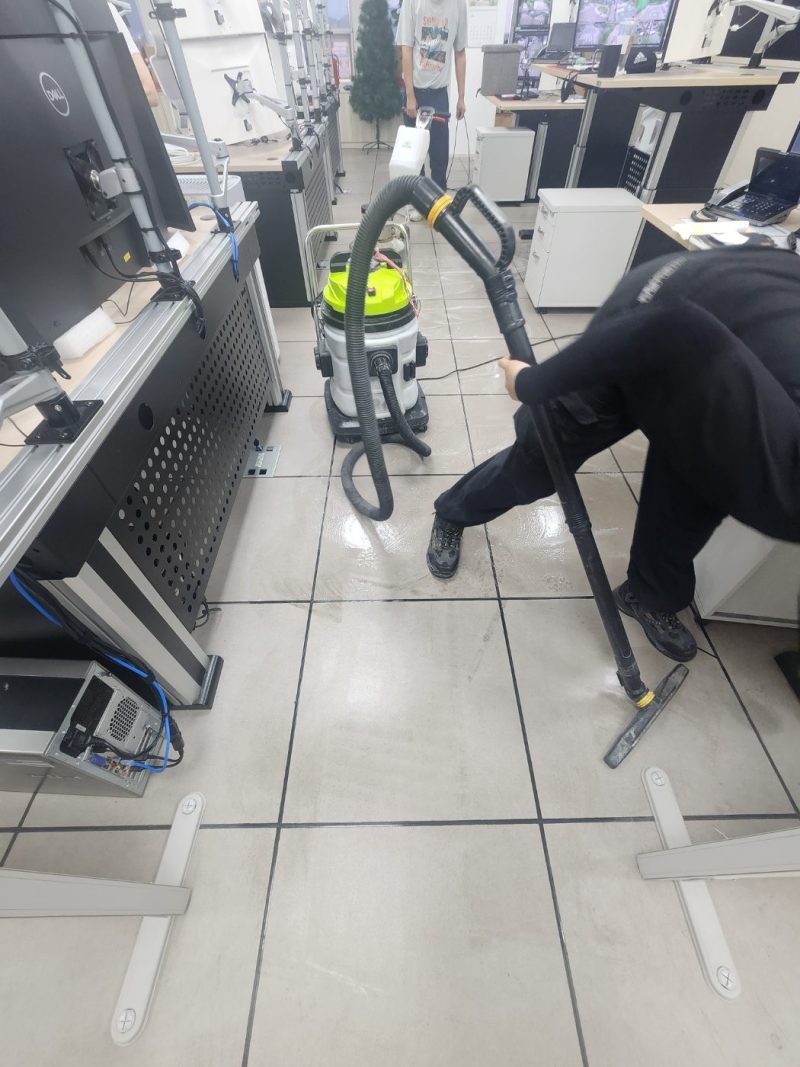 천상 전산실청소 작업 중 현장 사진
