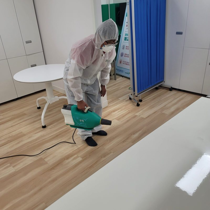 학교청소 작업 중 현장 사진