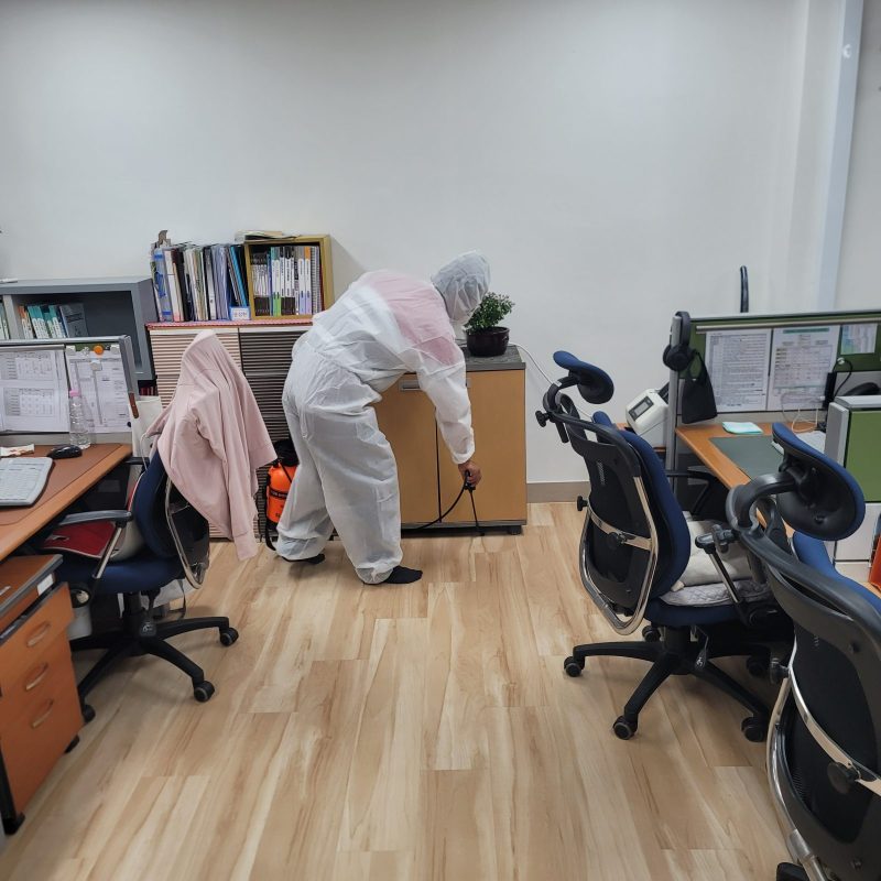 학교청소 작업 중 현장 사진