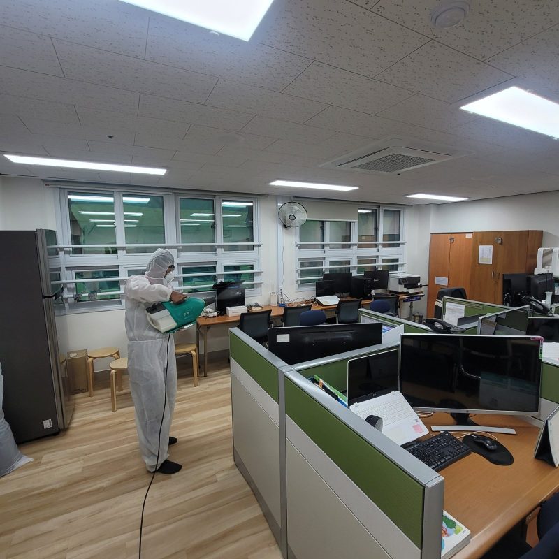 동구 학교청소 작업 중 현장 사진