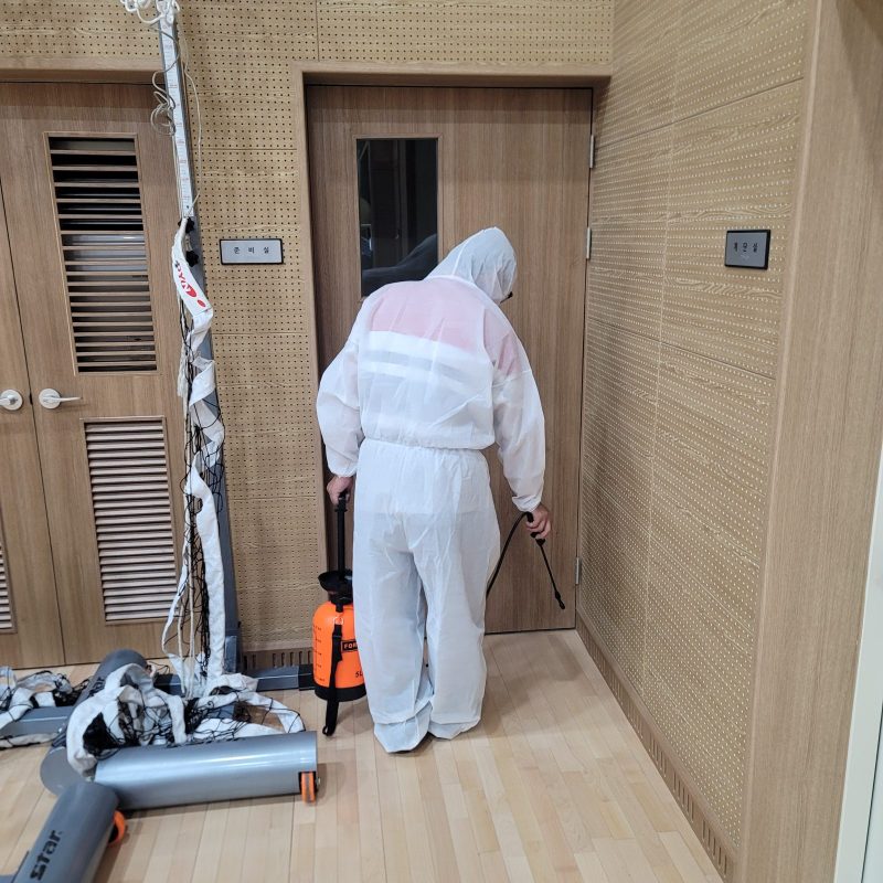 북구 학교청소 작업 중 현장 사진