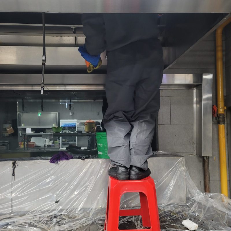청소 작업 중 현장 사진