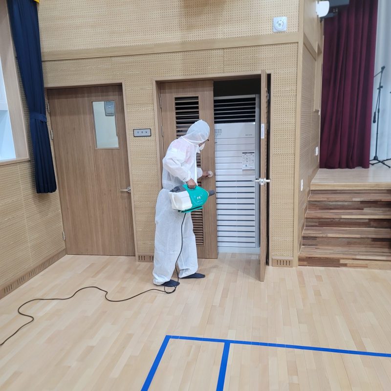 학교청소 작업 중 현장 사진