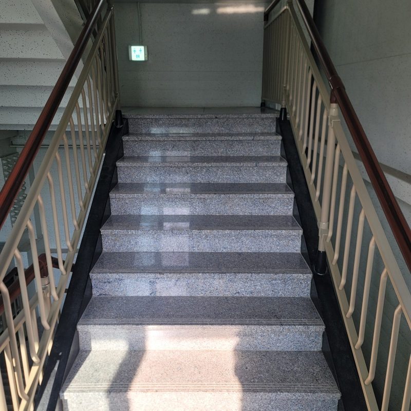 계단청소 작업 후 현장 사진