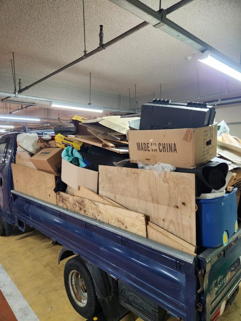 폐기물 처리 작업 중 현장 사진