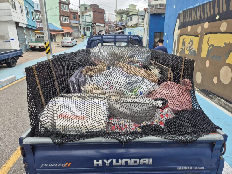 폐기물 처리 작업 중 현장 사진